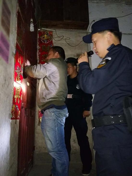 晴隆县粗心妈妈误将幼女锁家中 